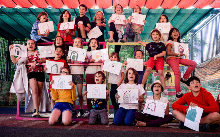 Alumnos de Nuestra Señora de la Paloma, con los dibujos que enviarán a Burundi