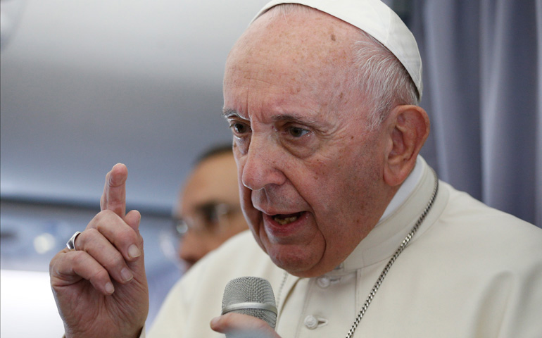 El Papa Francisco en el avión