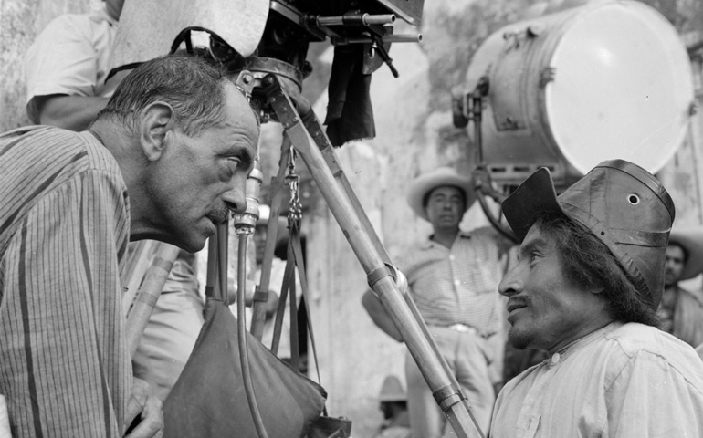 Luis Buñuel y el actor Jesús Fernández preparan una escena de 'Nazarín' en Morelos (México), en 1958