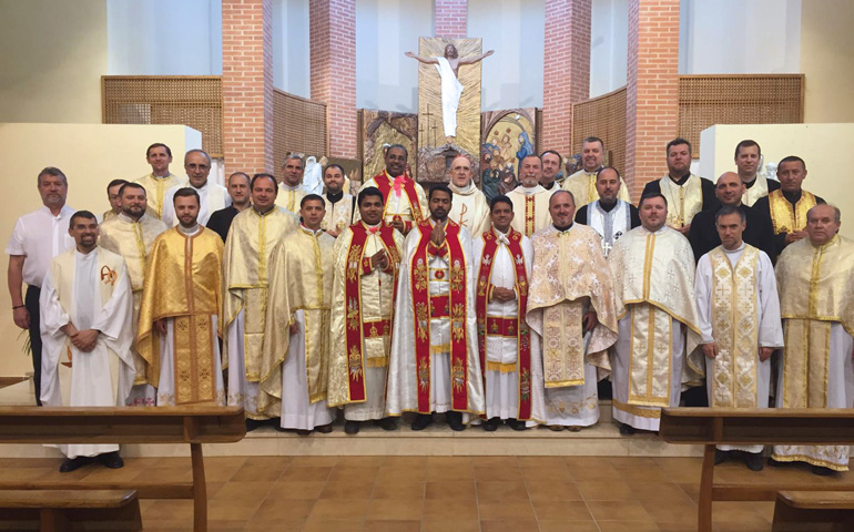 Un momento del encuentro de los sacerdotes católicos orientales con el cardenal Osoro, en Madrid