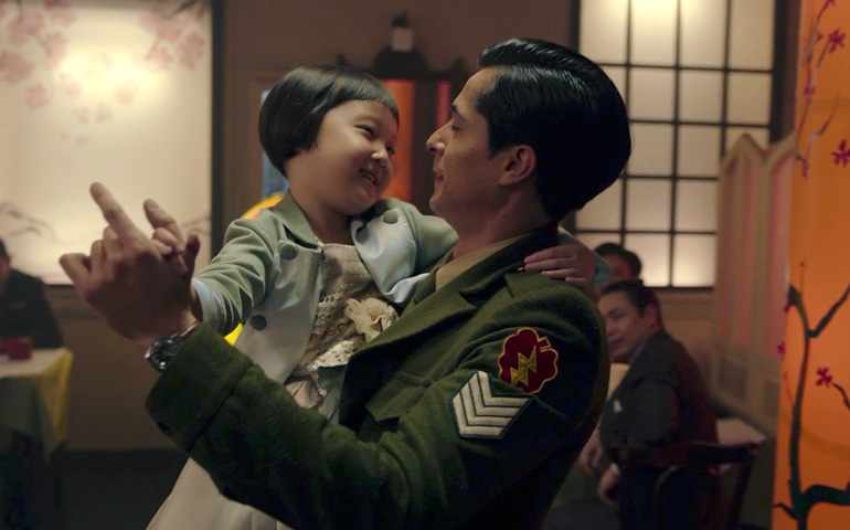 Süleyman (Ismail Hacioglu), sargento turco, baila con Ayla (Kim Seol) en el cuartel