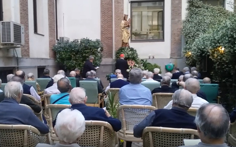 El cardenal Osoro preside una celebración en la residencia sacerdotal de San Pedro Apóstol