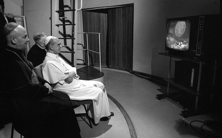 El Papa Pablo VI viendo por la televisión la llegada del hombre a la luna, el 20 de Julio de 1969