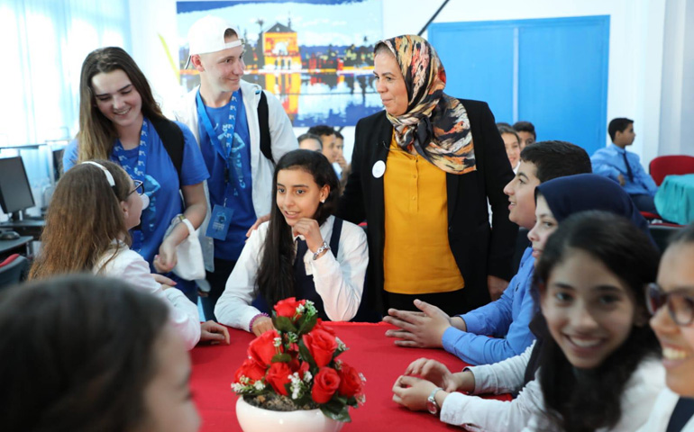 Latifa ibn Ziaten, con un grupo de jóvenes, con quienes comparte su testimonio