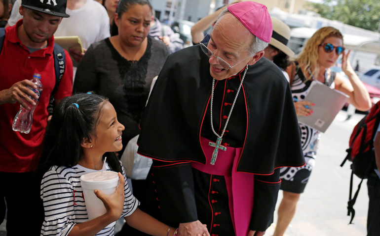 Monseñor Seitz cruza el Paso del Norte —que une Ciudad Juárez con El Paso, ya en EE. UU.— con la familia hondureñ