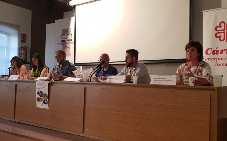Representantes de Cáritas, el Ayuntamiento de Tomelloso, Comisiones Obreras y COAG Castilla-La Mancha en una mesa redonda sobre temporeros y vivienda