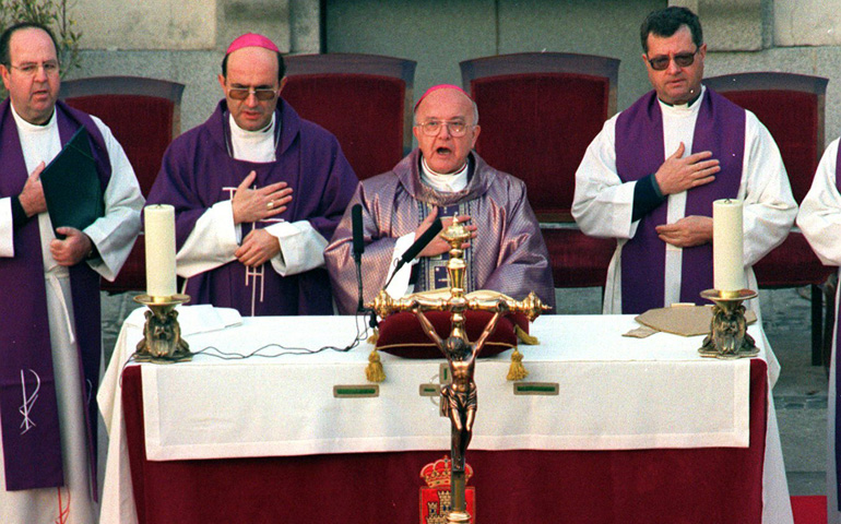 El arzobispo castrense José Manuel Estepa, durante el funeral por el teniente coronel Pedro Antonio Blanco, asesinado por ETA, en enero de 2000