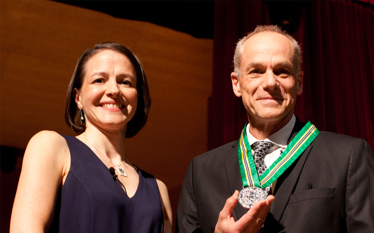 Marcelo Gleiser tras recibir el Premio Templeton de manos de la presidenta de la fundación John Templeton, Heather Templeton Dill