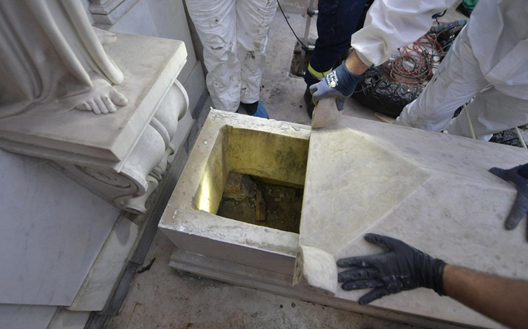 Apertura de las tumbas en el Cementerio Teutónico
