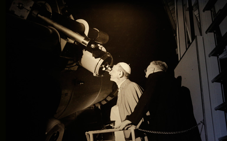 El Papa Pablo VI observa la luna a través del telescopio Schmidt en el momento del primer aterrizaje el 20 de julio de 1969