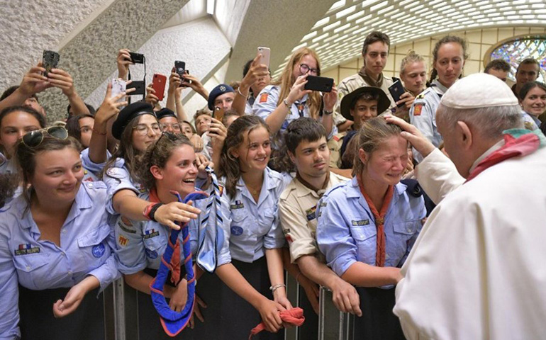 La Unión Internacional de Guías y Scouts de Europa se ha reunido con el papa en el aula Pablo VI del Vaticano