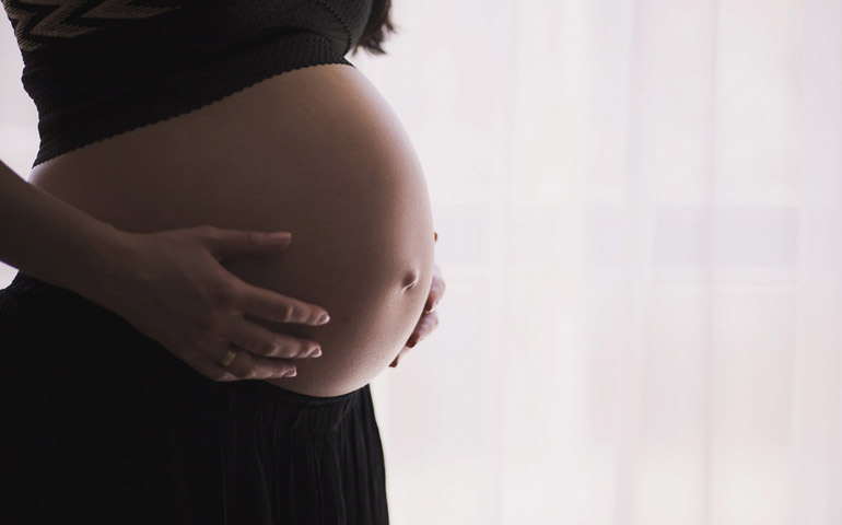 Foto de recurso de una mujer embarazada