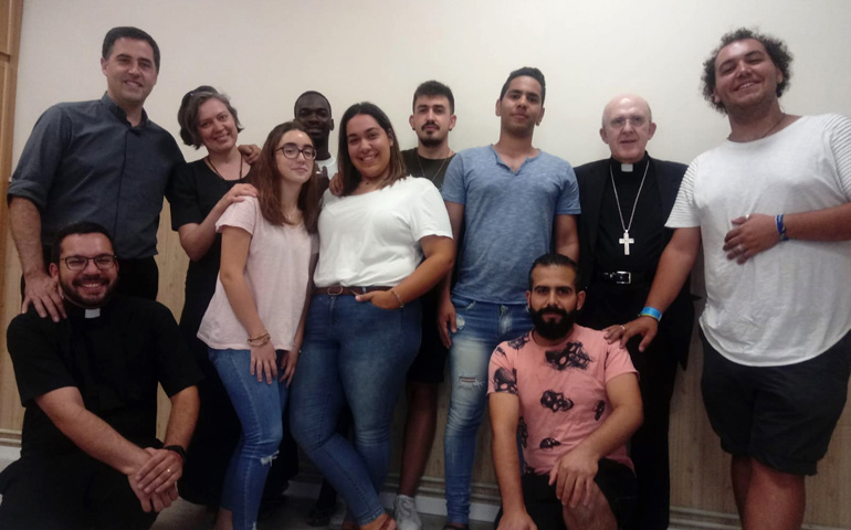 El cardenal Osoro estuvo con voluntarios y personas acogidas en la basílica de Atocha