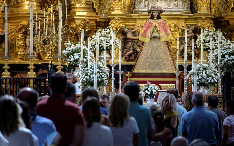 Cientos de fieles pasan ante la Virgen del Rocío, que ya está preparada para la Venida de la Virgen
