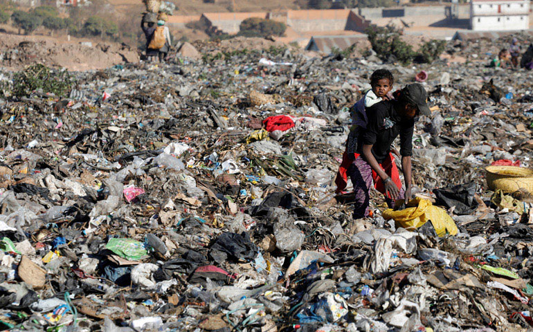 Una madre recoge objetos recuperables en el basurero Andralanitra, en Antananarivo (Madagascar), el pasado mes de agosto