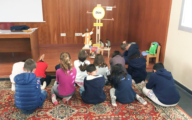 Un momento de oración con niños según el método de Ven, Sígueme, en San Carlos Borromeo
