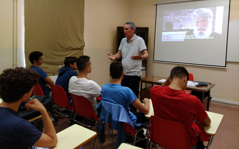 José María Martínez Manero durante la clase de Religión con alumnos 2º Bachillerato del IES San Fernando