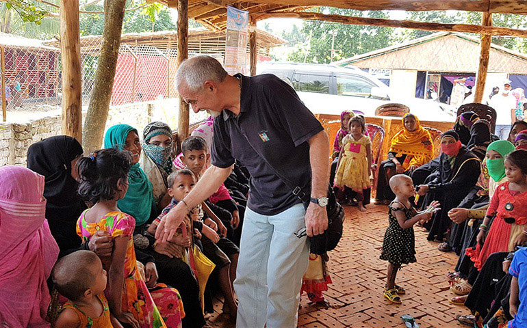 Alberto Quatrucci, responsable de los encuentros de Sant’Egidio, durante su visita a Cox’s Bazar en diciembre de 2017