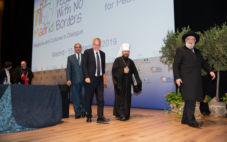 De izquierda a derecha, el cardenal Osoro charla con Tíscar Espigares, de Sant’Egidio Madrid; Mohammad Al-Mahrasawi, rector de Al-Azhar; Andrea Riccardi, fundador de Sant'Egidio; el metropolita Hilarión y el rabino Israel Meir Lau, al finalizar la sesión inaugural del congreso 'Paz sin Fronteras' el pasado domingo