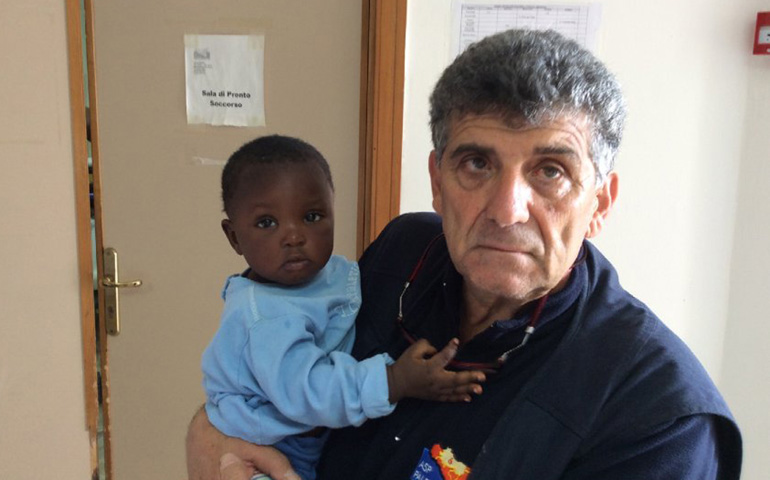 El médico Pietro Bartolo, con la pequeña Favour en sus brazos