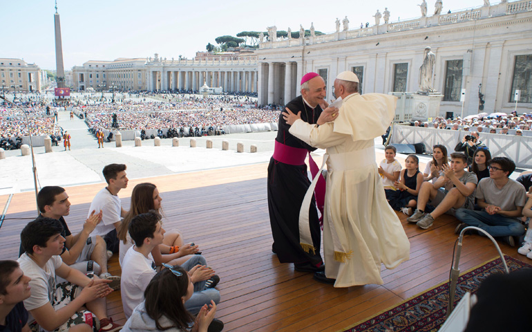 El Papa Francisco saluda al futuro cardenal Matteo Zuppi, de Bolonia, en el Vaticano, el 21 de abril de 2018