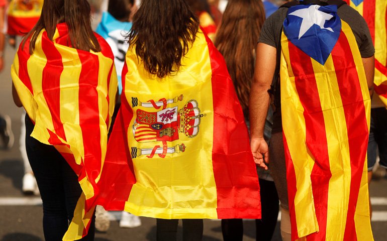 Imagen de recurso de varios jóvenes con banderas como capa