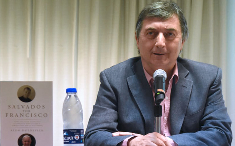 Aldo Duzdevich en una de las presentaciones de su libro