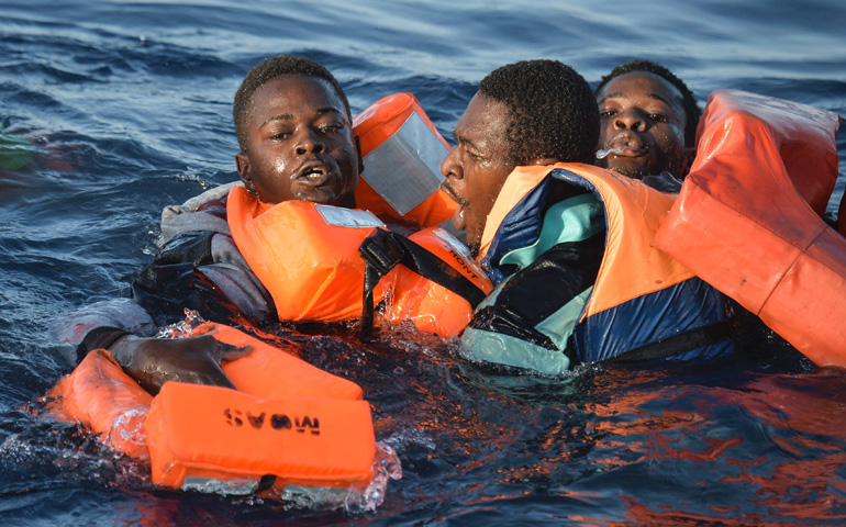 Unos migrantes durante una operación de rescate del buque Topaz Responder dirigido por la ONG maltesa Moas y la Cruz Roja Italiana, frente a las costas de Libia