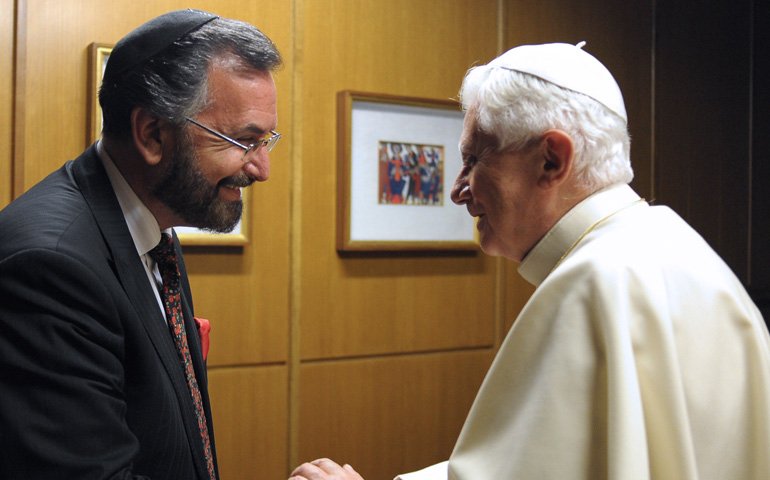 El Papa Benedicto XVI saluda al rabino David Rosen durante el Sínodo por el Medio Oriente, en octubre de 2010