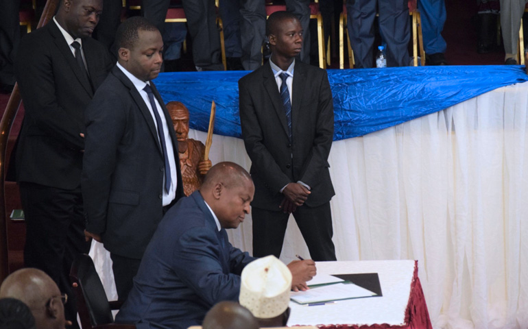 El presidente de la República Centroafricana, Faustin-Archange Touadéra, firma el acuerdo de paz para su país el 6 de febrero en Bangui, la capital