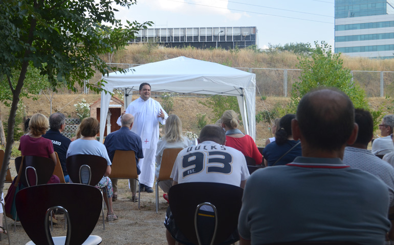 Juan José Tomillo, durante la celebración de una Misa en la residencia de las Tablas (Madrid), en el aniversario del padre Garralda. Al fondo, a la izquierda, la capilla que construyeron para él algunos usuarios