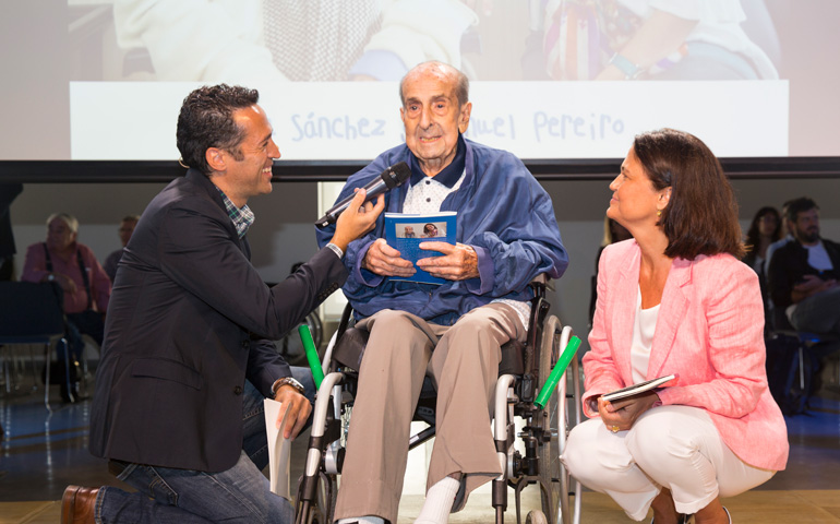 Un momento de la entrega de libros del proyecto Tu historia de verdad importa