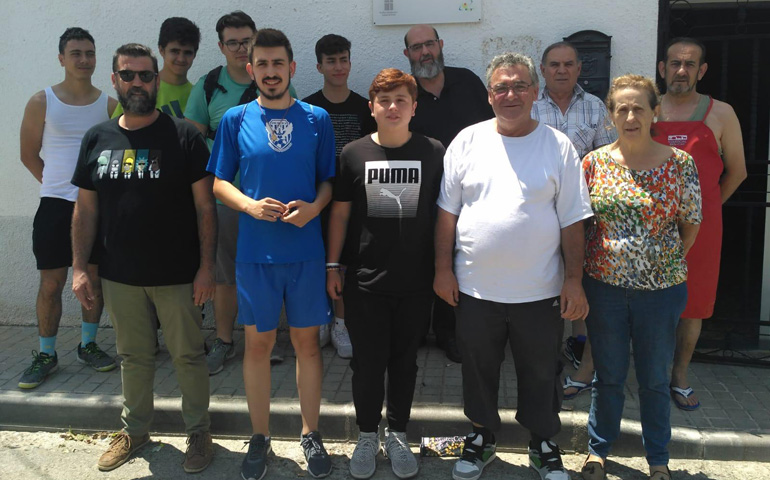 Un grupo de voluntarios, entre ellos varios seminaristas, junto a algunos internos de permiso en la casa de acogida Isla Merced, en Casarrubuelos