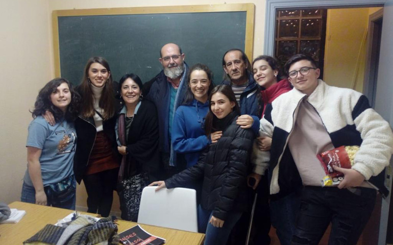 María Yela (tercera por la izquierda) junto a varios voluntarios en un charla para jóvenes en la parroquia de San Ambrosio