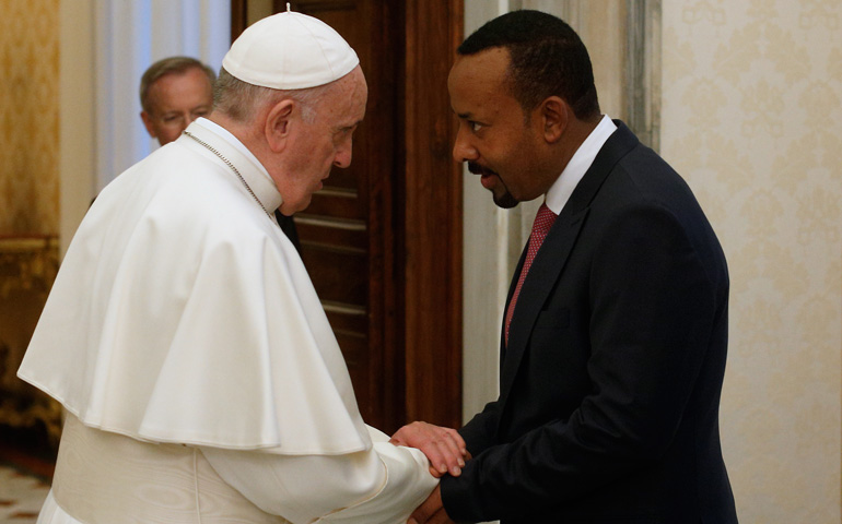 El Papa Francisco saluda al primer ministro de Etiopía, Abiy Ahmed, en enero