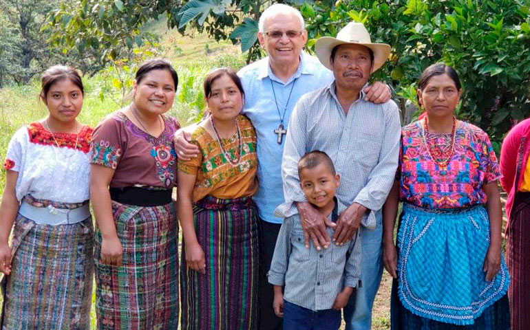 El futuro cardenal guatemalteco, con una comunidad de su diócesis