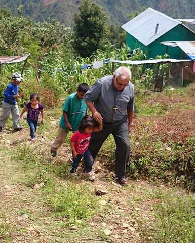 Ramazzini, en una de sus visitas pastorales en Huehuetenango