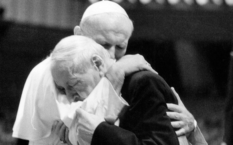 El cardenal y arzobispo de Gniezno abrazando a san Juan Pablo II, el 23 de octubre de 1978