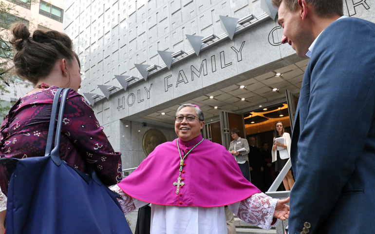 Bernardito Auza saluda a dos jóvenes en el exterior de la iglesia de la Sagrada Familia de Nueva York (Estados Unidos)
