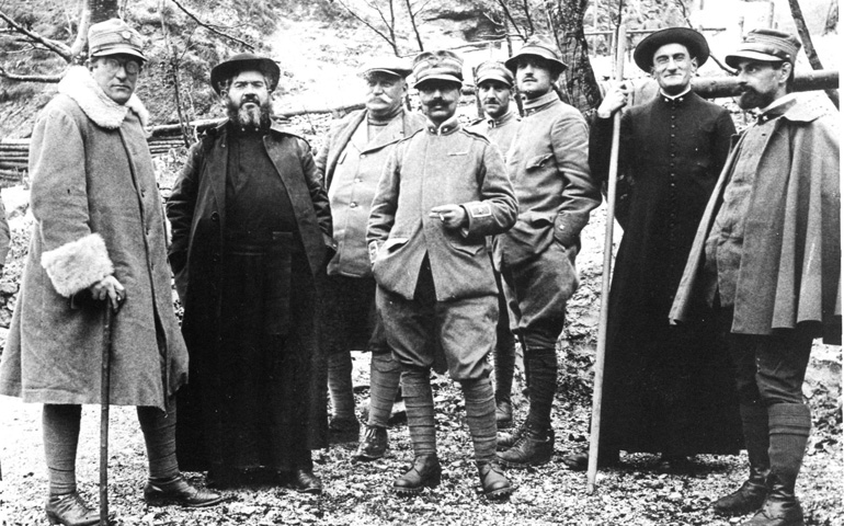 Agostino Gemelli, a la izquierda, durante la Primera Guerra Mundial