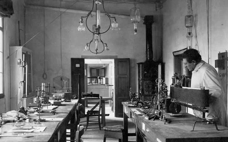 Agostino Gemelli en el laboratorio de psicofisiología aplicada, donde trabajó durante toda la Primera Guerra Mundial