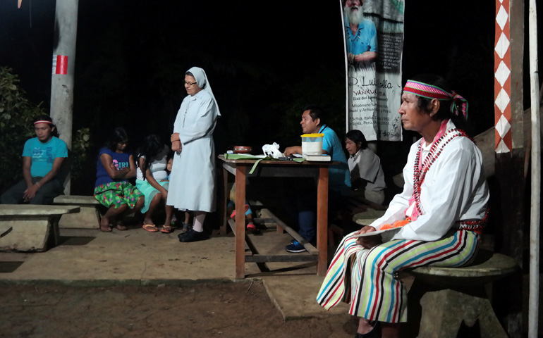 Shainkiam Yampik Wananch, diácono, durante una celebración religiosa con indígenas de la comunidad Achuar, en Perú