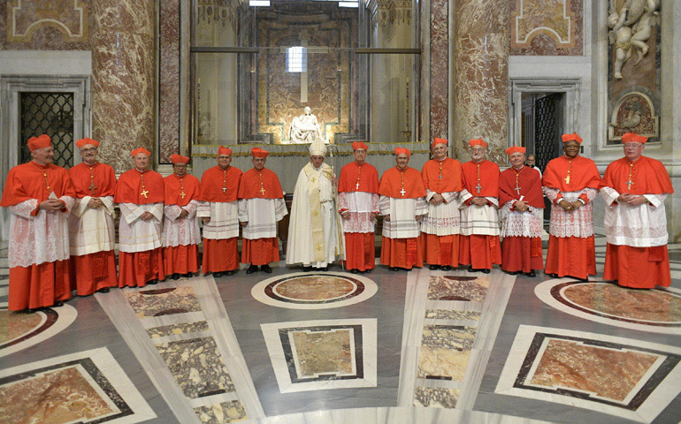 El cardenal Czerny, el segundo por la izquierda, junto al Papa Francisco y los otros doce nuevos cardenales