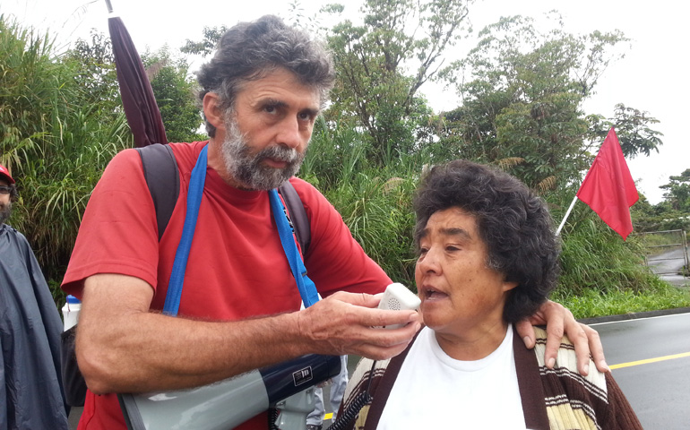 Txarly Azcona durante una caminata en Ecuador, en 2013, contra los abusos de las petroleras. Debajo, la capilla que el misionero ha construido con la frase de monseñor Labaka: «Si no vamos nosotros, los matan a ellos»