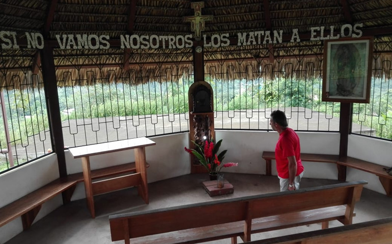 Capilla que el misionero ha construido con la frase de monseñor Labaka: «Si no vamos nosotros, los matan a ellos»
