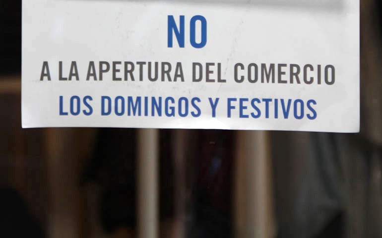 Cartel en contra de la apertura de comercios los domingos