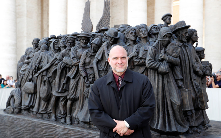 Timothy Schmalz ante la escultura 'Angels unawares'