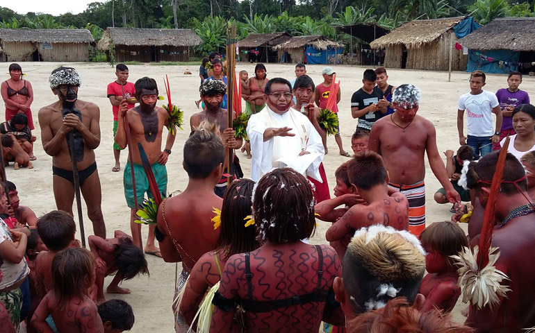 El sacerdote indígena salesiano Justino Sarmento, durante una celebración con miembros de la comunidad en la que ejerce su ministerio