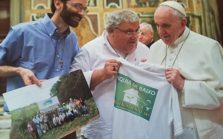 El misionero comboniano Antonio Soffientini, con el Papa, el 2 de octubre de 2015, durante una visita al Vaticano
