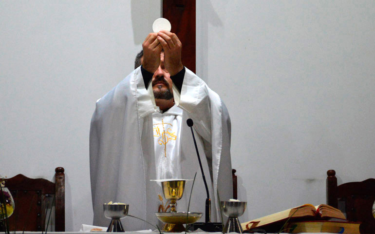 Un sacerdote en el momento de la consagración